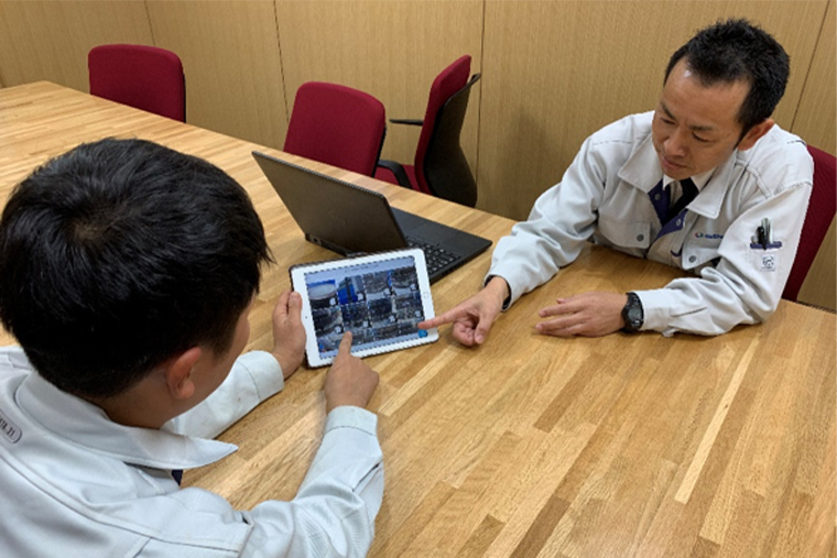 Photoructionで打合せをしている平山建設社員さん